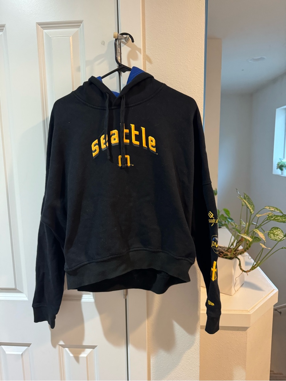 Seattle Mariners Women’s Black Logo Hoodie -